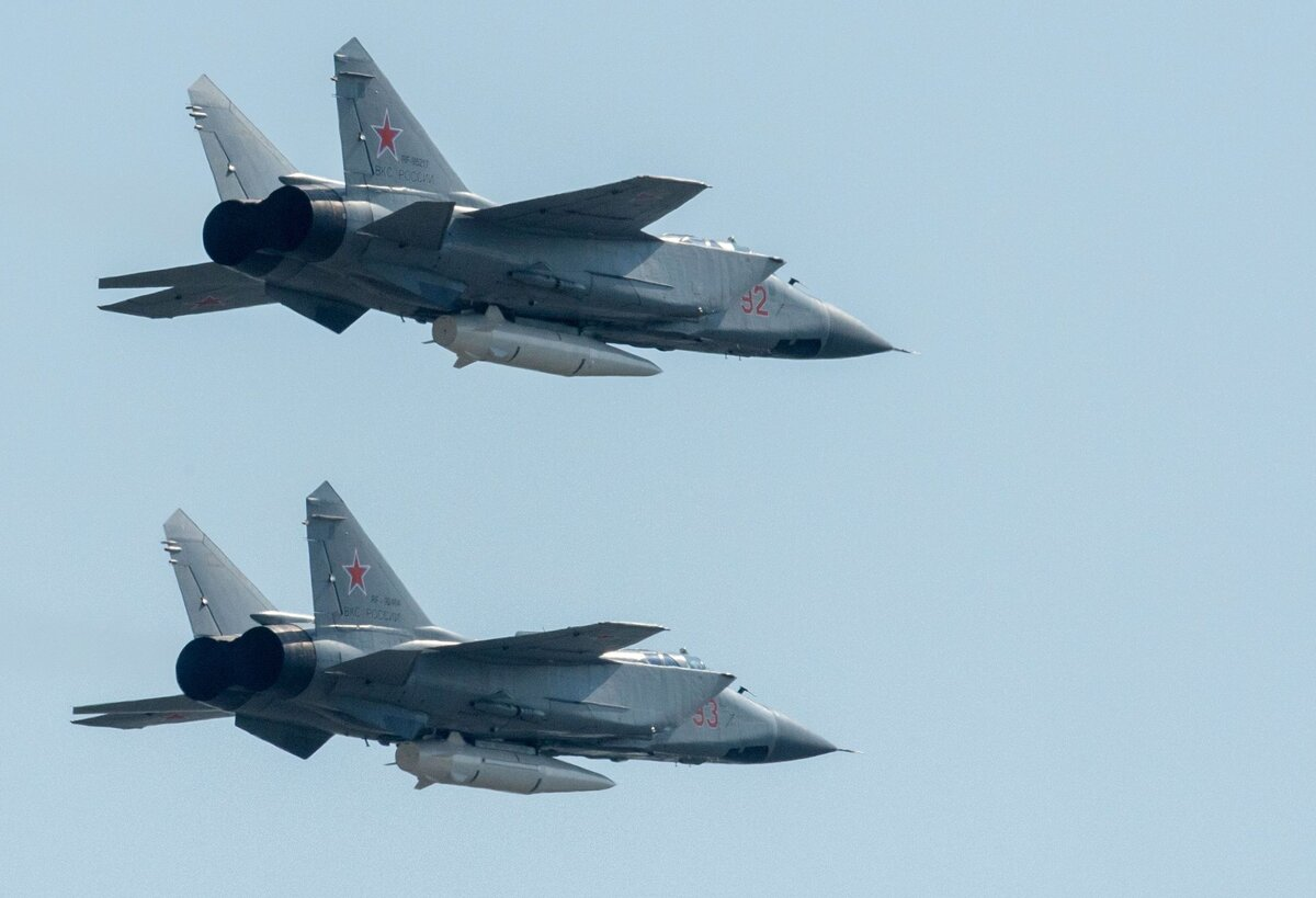 Ракетная кинжал. Миг-31к с гиперзвуковой ракетой кинжал. Миг-31 БМ кинжал. Миг-31 с кинжалом. Истребитель миг-31 с гиперзвуковой ракетой кинжал