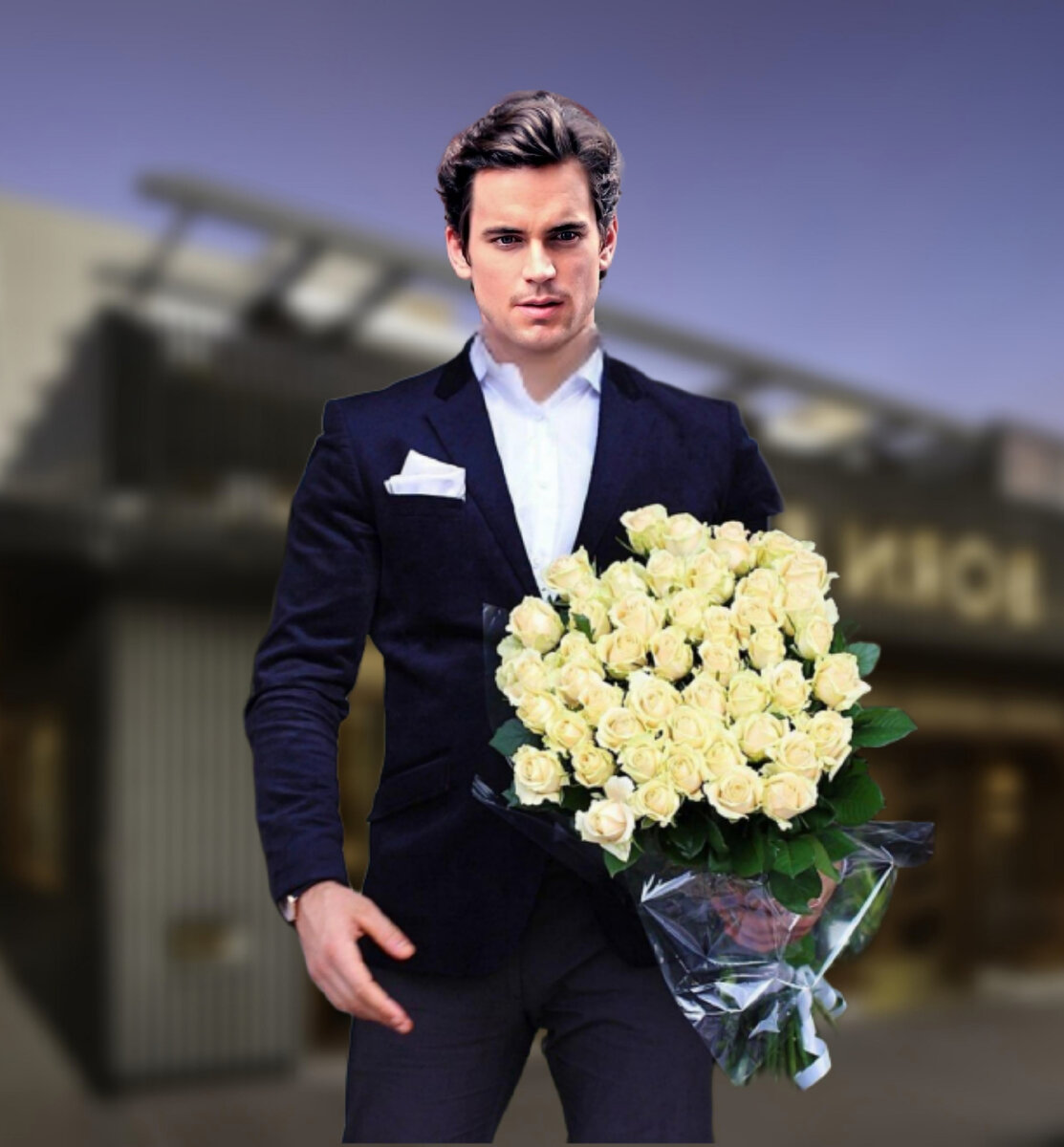 Сергей с букетом белых роз