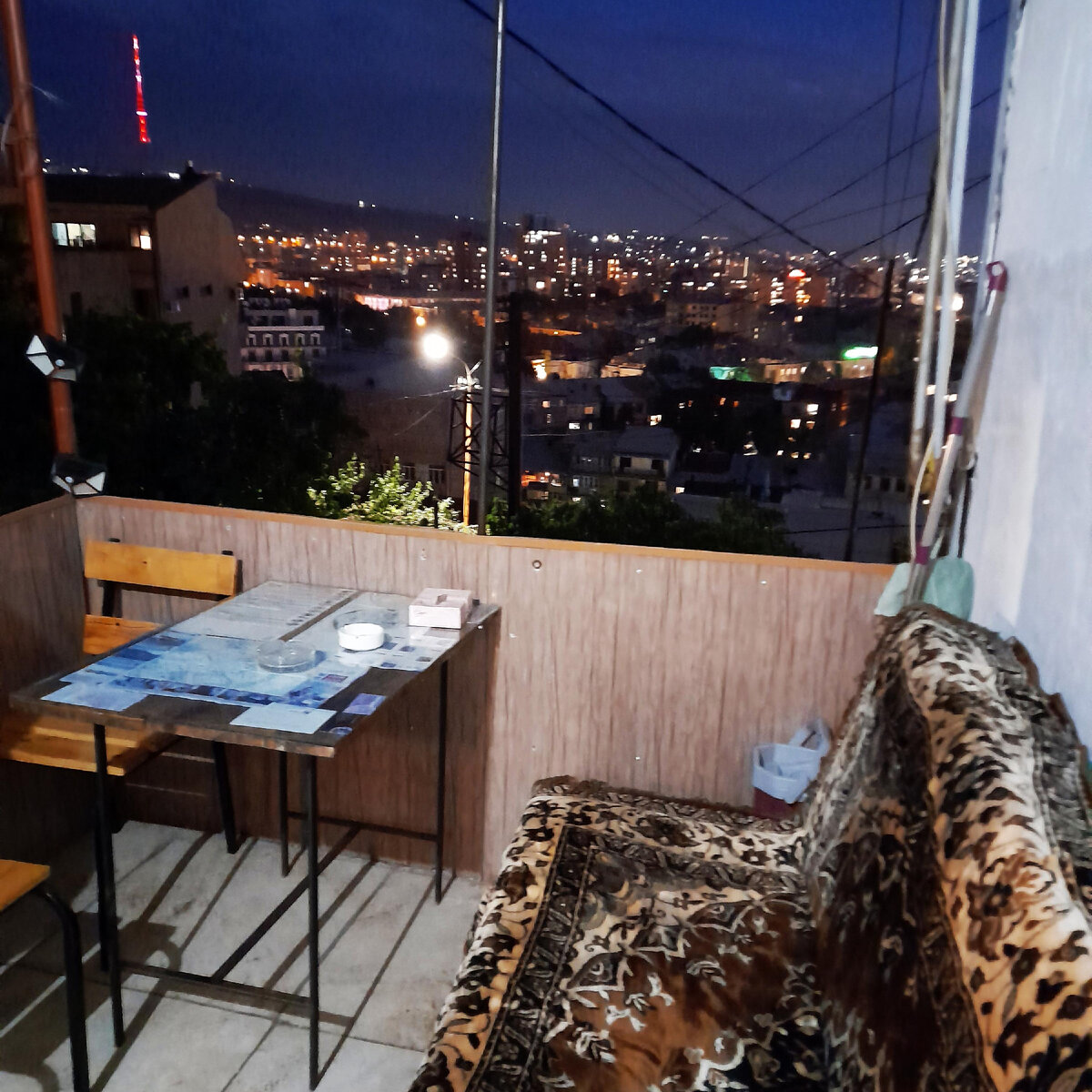 Жили так. Не всем же мажорить. Зато у нас был вид на Арарат и виноград. Листайте карусель.