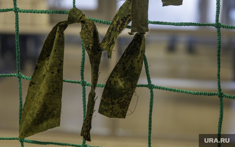    Бойцы СВО используют сети для маскировки техники и укреплений