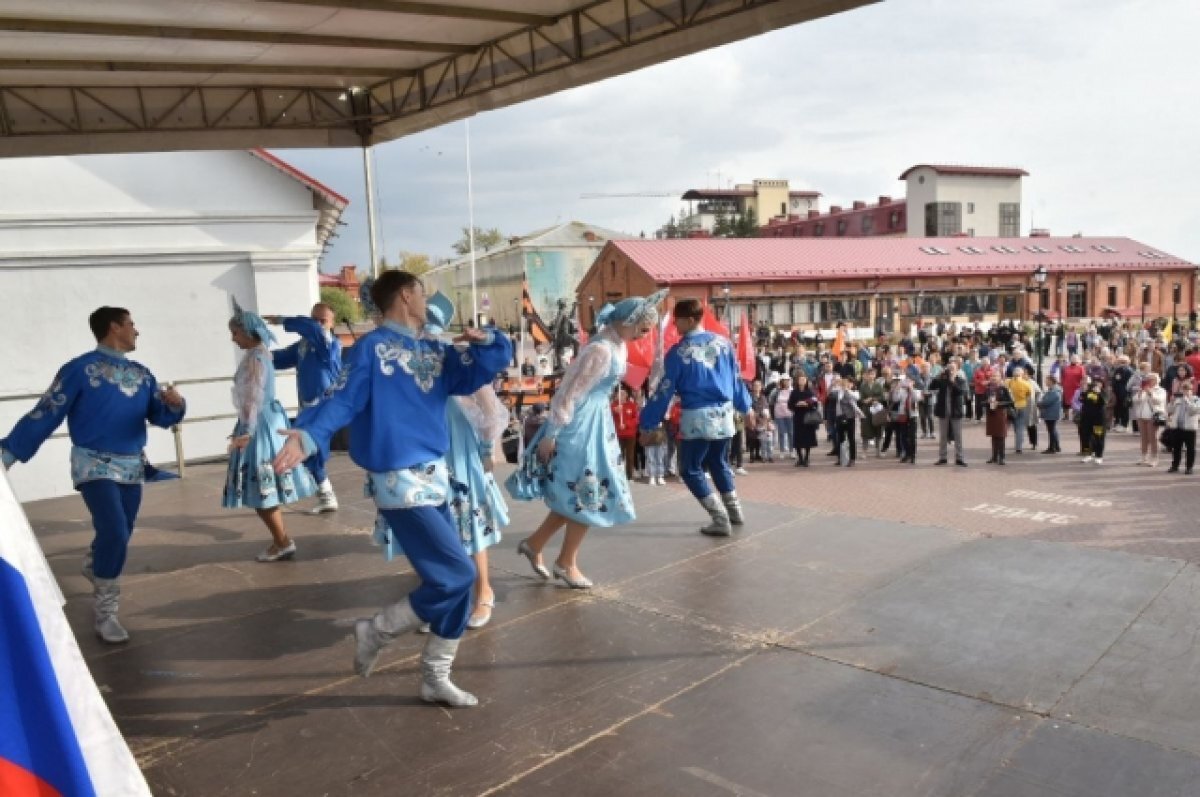   Лучшие творческие коллективы вышли на сцену, установленную в исторической части города.