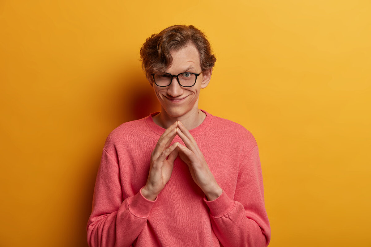 <a href="https://ru.freepik.com/free-photo/portrait-of-handsome-sly-man-steepls-fingers-has-evil-plan-thinks-about-making-surprise-for-girlfriend-has-glad-cunning-expression-wears-optical-glasses-and-casual-sweatshirt-poses-indoor_13578464.htm#query=%D0%BD%D0%B0%D0%BC%D0%B5%D1%80%D0%B5%D0%BD%D0%B8%D0%B5&position=49&from_view=keyword&track=sph">Изображение от wayhomestudio</a> на Freepik