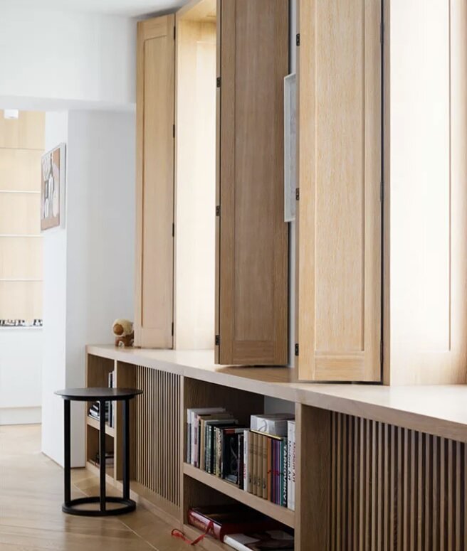 Подоконник решен как функциональная конструкция