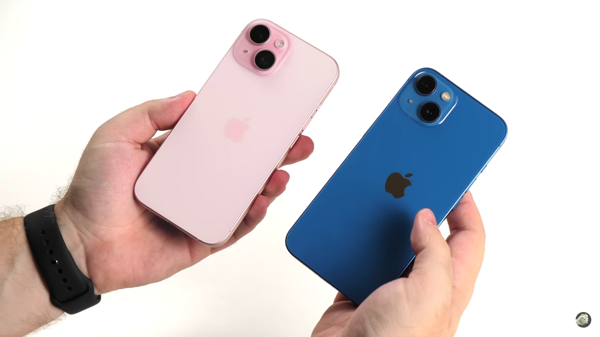Сравнение задних панелей Iphone 15(розовый) и Iphone 13(синий). Изображение взято с YouTube канала Wylsacom