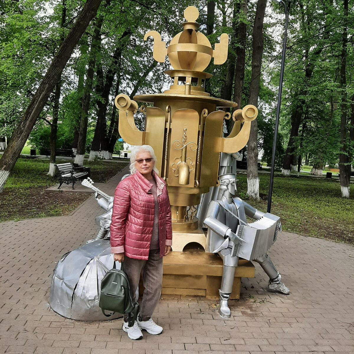 г. Суксун в парке памятник самовару.