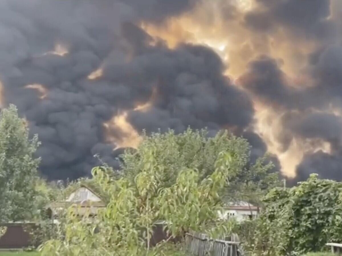    Дым на месте взрыва в Ивано-Франковской области Украины© фото очевидца