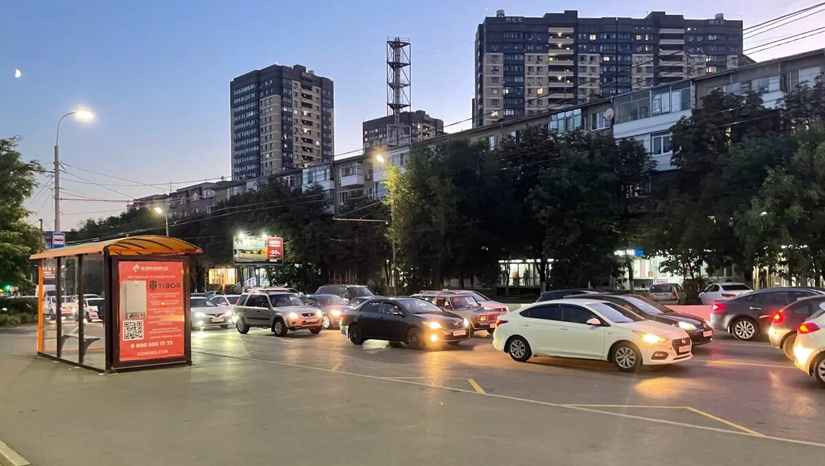     В Ростове из-за аварии с участием автобуса и «ГАЗели» на проспекте Михаила Нагибина возникла огромная пробка, сведения об этом появились в «Яндекс Картах».