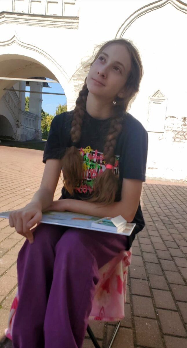 Юная писательница Даша Романовская -12 лет. Фото автора канала.