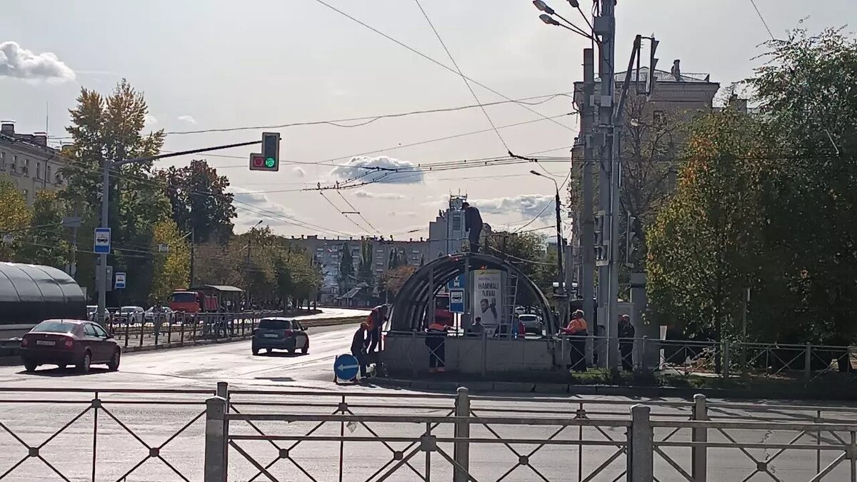     В Казани рабочие вновь начали менять поликарбонат на крышах подземных переходов. Своими наблюдениями местные жители поделились в Telegram-каналах города.