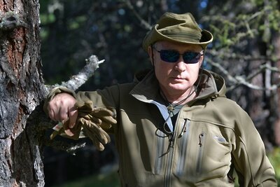   7 октября 2019. Президент РФ Владимир Путин во время прогулки в тайге. ©Алексей Дружинин РИА Новости