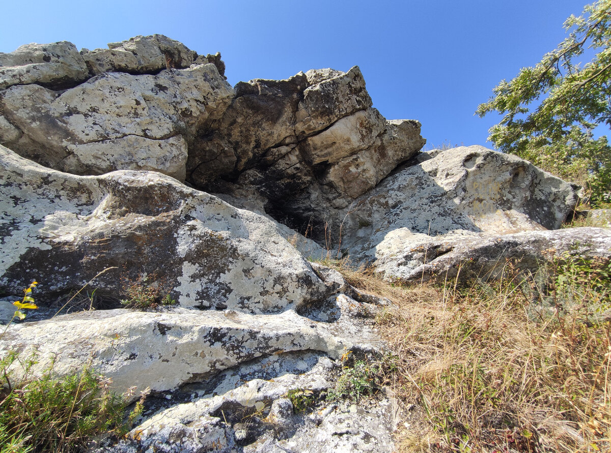 Небольшой грот в скалах Шелудивой (сентябрь 2023 года)