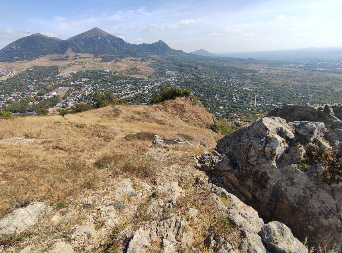 Вид на Бештау и Машук с вершины горы Шелудивая (сентябрь 2023 года)