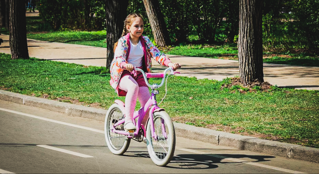 Подростки катаются на велосипеде