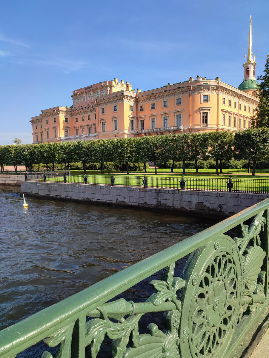 Только вышла, и Михайловский замок уже за спиной. А из дверей отеля - в прямой видимости ☺️
