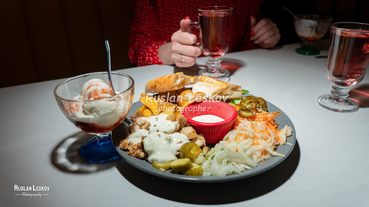 Шаурма на тарелке, курица с овощами на тарелке, донер-кебаб восточное блюдо на тарелке