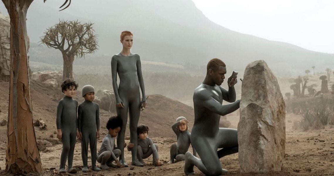 Кадр из сериала «Воспитанные волками/Raised by Wolves»