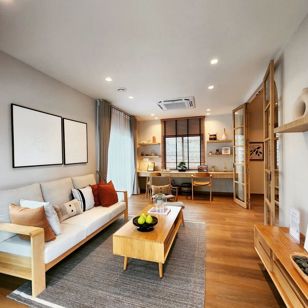 Гостиная. Рабочая зона. Мебель из дерева. Теплая цветовая гамма