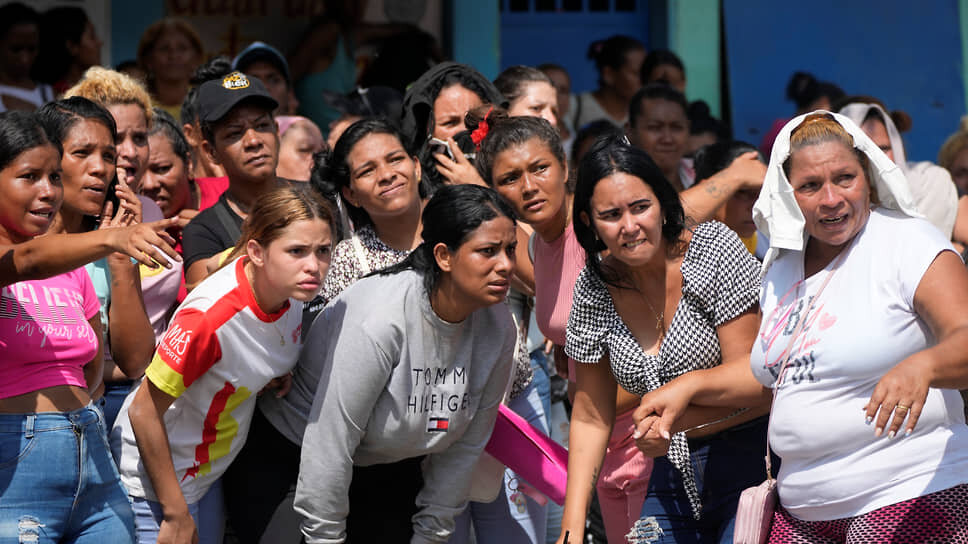 Фото: Ariana Cubillos / AP📷Родственники заключенных наблюдают за штурмом тюрьмы