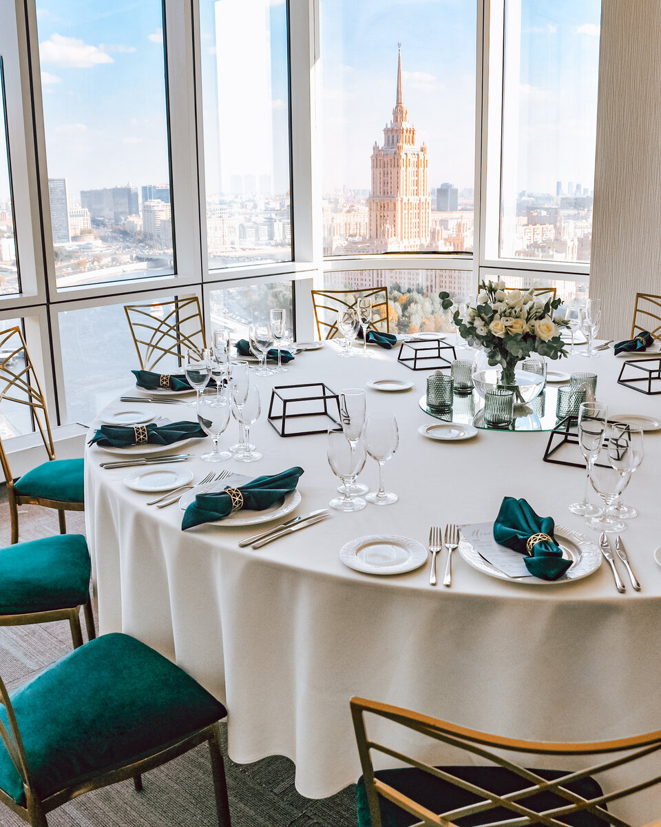 Оформление свадебного стола. 30.09.2023. ЦМТ, Москва. Фото автора