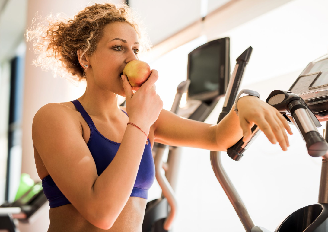 Фитнес здоровый образ жизни. Девушка фитнес питание. Фитнес здоровье. Здоровый образ жизни фитнес. Фитнес девушка с едой.