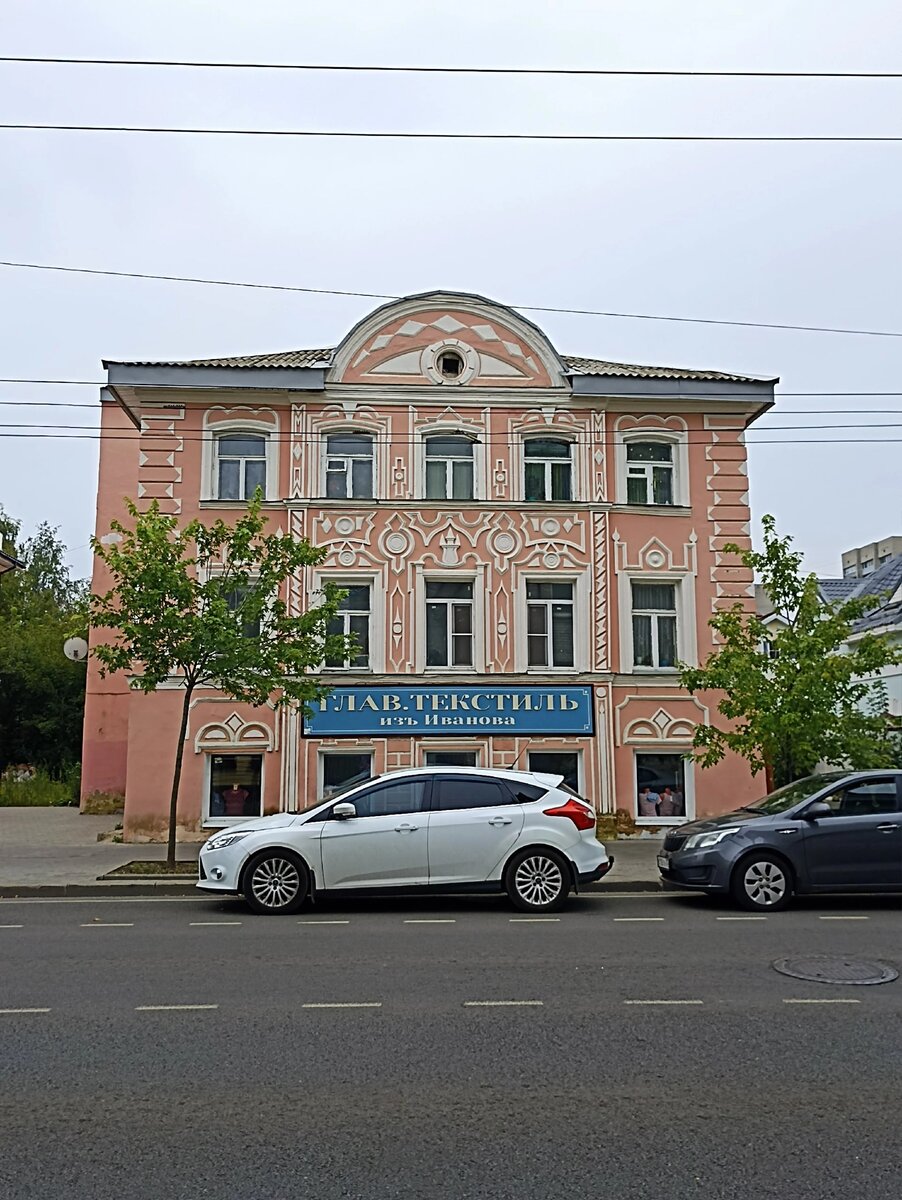 Вывески в старом центре Рыбинска, на Крестовой. 