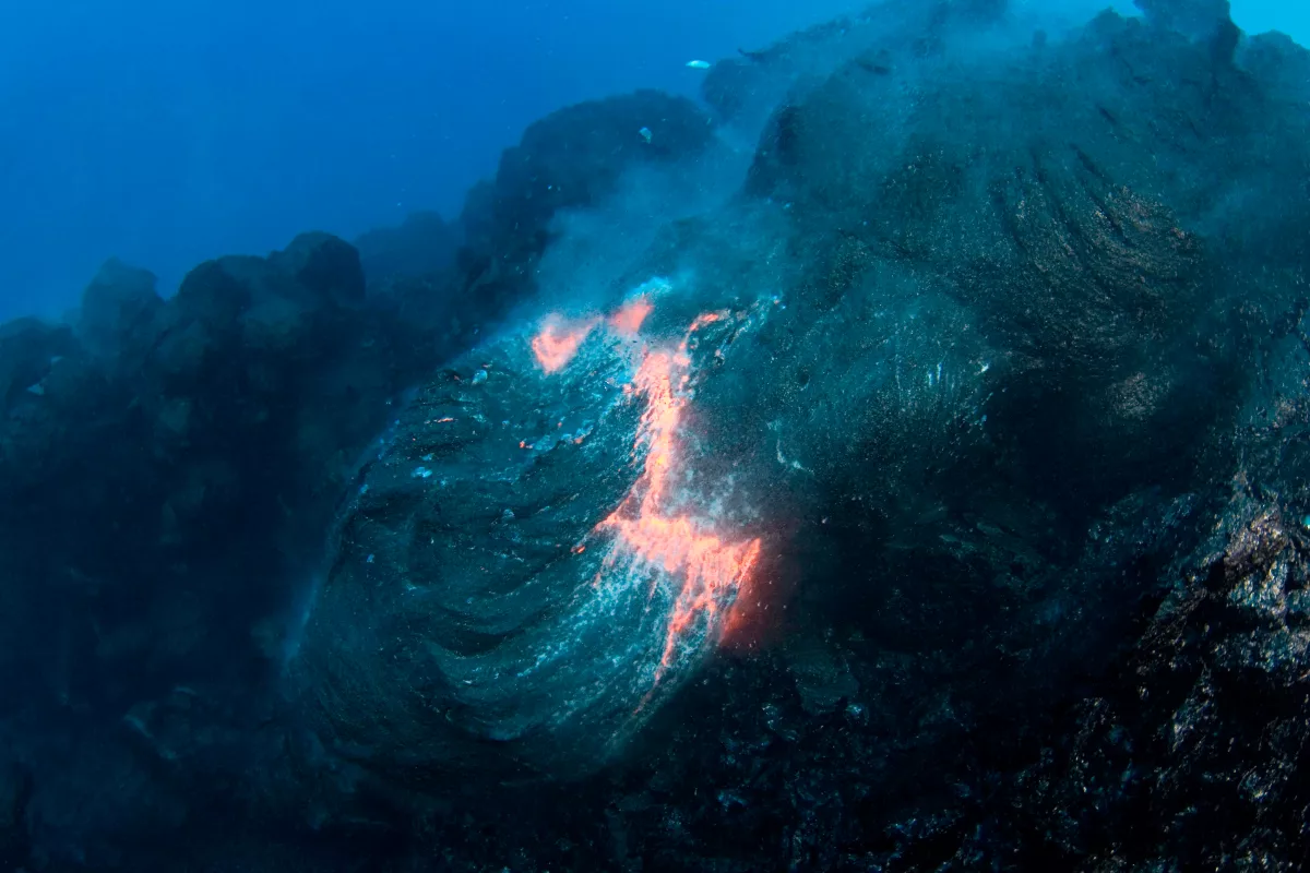 Вулкан Марсили подводный. Вулканы на дне океана. Лава под водой. Извержение подводных вулканов. Вулканы на дне океанов