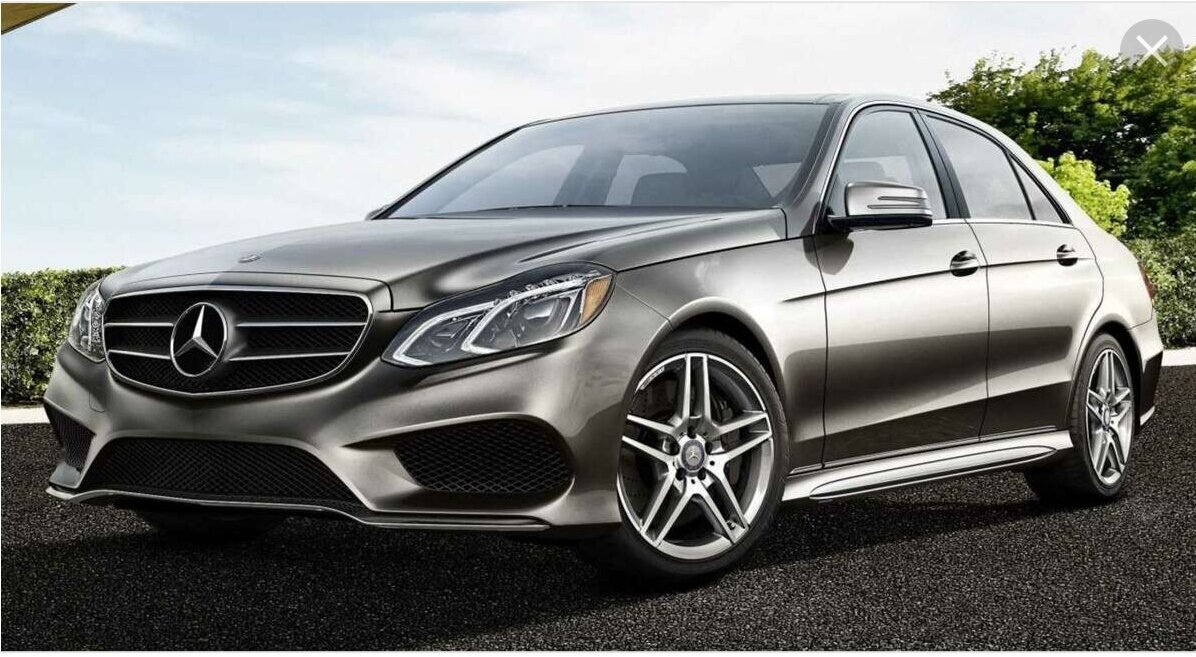 До 1993 года компания Mercedes-Benz выпускала серию автомобилей бизнес-класса без унифицированной структуры именования. Суффикс «E» происходил от слова Einspritzung, что в переводе с немецкого означало систему впрыска топлива — новаторское технологическое решение, которым первыми оснастили предшественников современного E-класса в 1960-х годах (например, 230 E). Рыночное именование автомобилей сохранялось вплоть до выхода Mercedes-Benz W124 в 1993 году, где символ «E» использовался в качестве префикса (например, E 220), а серия автомобилей стала официально именоваться E-классом. Необходимость использовать отличительный признак топливной системы отпала, так как все транспортные средства компании к этому моменту использовали впрыск топлива.Автомобили E-класса выпускаются с бензиновыми, дизельными, гибридными и газовыми (NGT) двигателями различных конфигураций (от I4 до V8), с приводом на задние колёса или постоянным полным приводом 4MATIC, а также в многочисленных модификациях кузовов: седан, универсал, купе и кабриолет (с 2009 года). Кроме того, компания также выпускает высокопроизводительные версии, доработанные инженерами подразделения Mercedes-AMG (E63 AMG и E53 AMG, ранее — E36 AMG, E43 AMG, E50 AMG, E55 AMG и E60 AMG).Автомобили E-класса являются самыми продаваемыми в иерархии классов Mercedes-Benz за всю историю компании. К 2015 году было продано более 13 миллионов единиц серии[1].