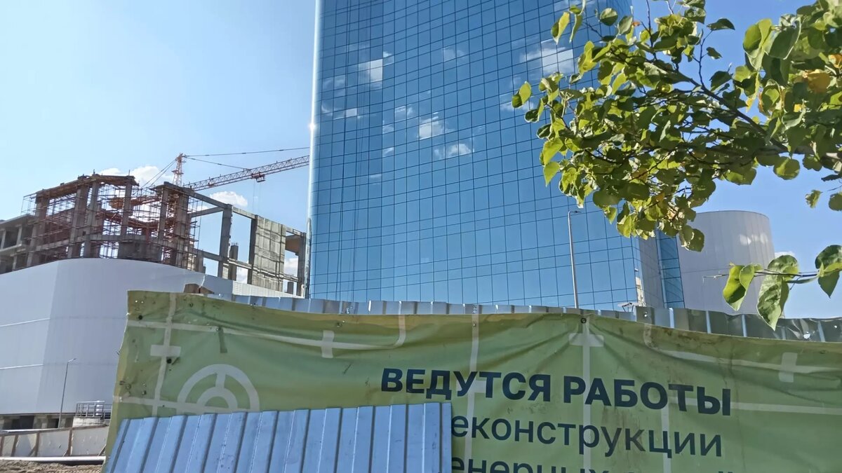     18-килограммовый кусок фанеры, убивший 50-летнего айтишника Юрия З., сорвался с 4 этажа здания строящейся гостиницы на Предмостной площади в Центральном районе Волгограда. Важные показания дал свидетель, которого следователи разыскали при содействии СМИ.