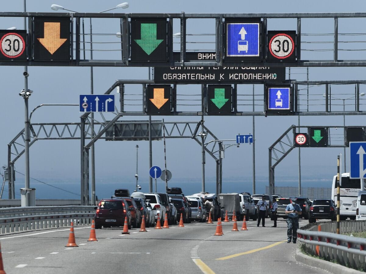    Пункт досмотра транспортных средств у въезда на Крымский мост© РИА Новости / Константин Михальчевский