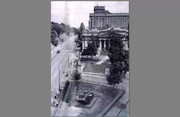 Британский танк Mk. V в Киеве на улице Кирова (Грушевского)