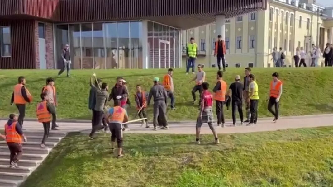     Мигранты устроили массовую потасовку в нижегородском кремле днем 30 сентября. Сначала произошла словесная перепалка, а затем мужчины схватили лопаты, но, к счастью, быстро разошлись. Об этом NewsNN рассказала одна из читательниц.