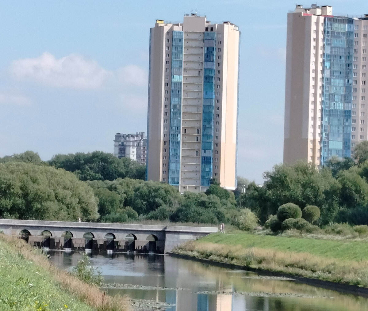 Вид на ту же плотину, когда возвращаешься назад. Здания на заднем фоне – уже в Кировском районе. Фото автора