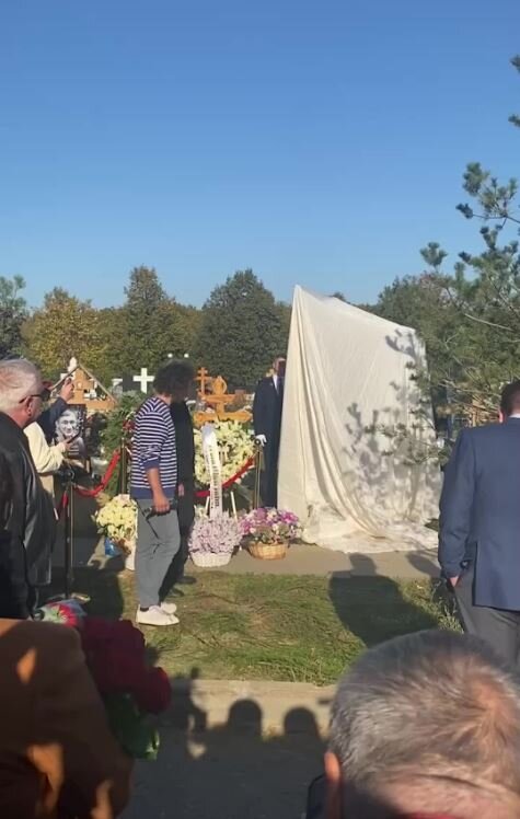 Несколько дней назад на Троекуровском кладбище наконец-то состоялось торжественное открытие памятника Борису Моисееву. Как водится зрителей ждал сюрприз. С бронзовой фигуры стянули белую ткань, а там..