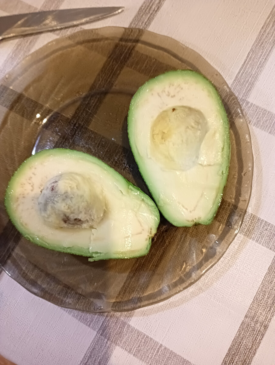Авокадо, кстати понравилось. Важно чтобы был спелый. Для этого сразу после покупки кладу его в темное место( у меня это шкаф с крупами) на 3-4 дня. Затем достаю и нарезаю. Правда за лето ни разу не покупала, как то на глаза не попадался. Пару раз видела и показалось цена очень высокая была. Буду исправляться, всё таки  очень полезно и вкусно к тому же.