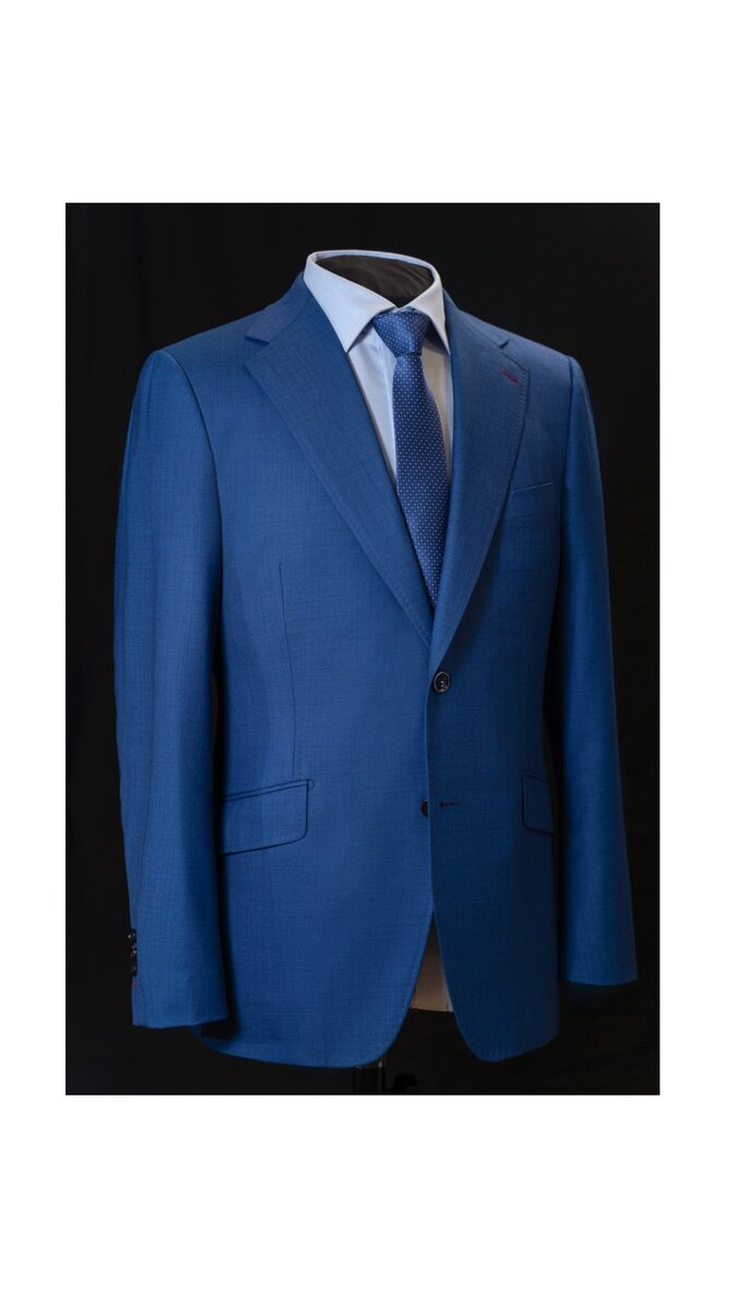 Костюм выполнен студией , технология пошива МТМ  ""сделанный по мерке". Ткань коллекции фабрики , производитель Dino Filarrte. Состав WV100% S120