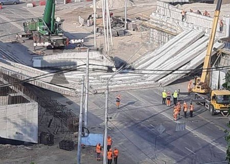    В Киеве снова «устал» мост. Обрушились балки на ремонтируемом аварийном Дегтярёвском путепроводе