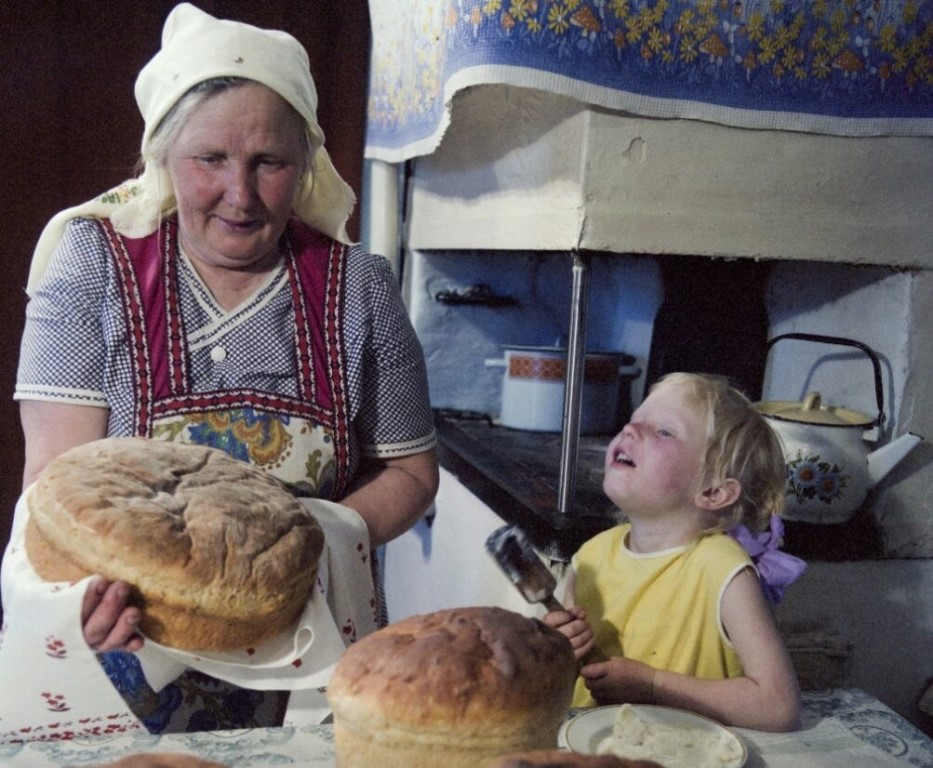 Бабушка печет хлеб в деревне. Бабка с пирожками. Деревенская бабушка. Бабушка и пироги.