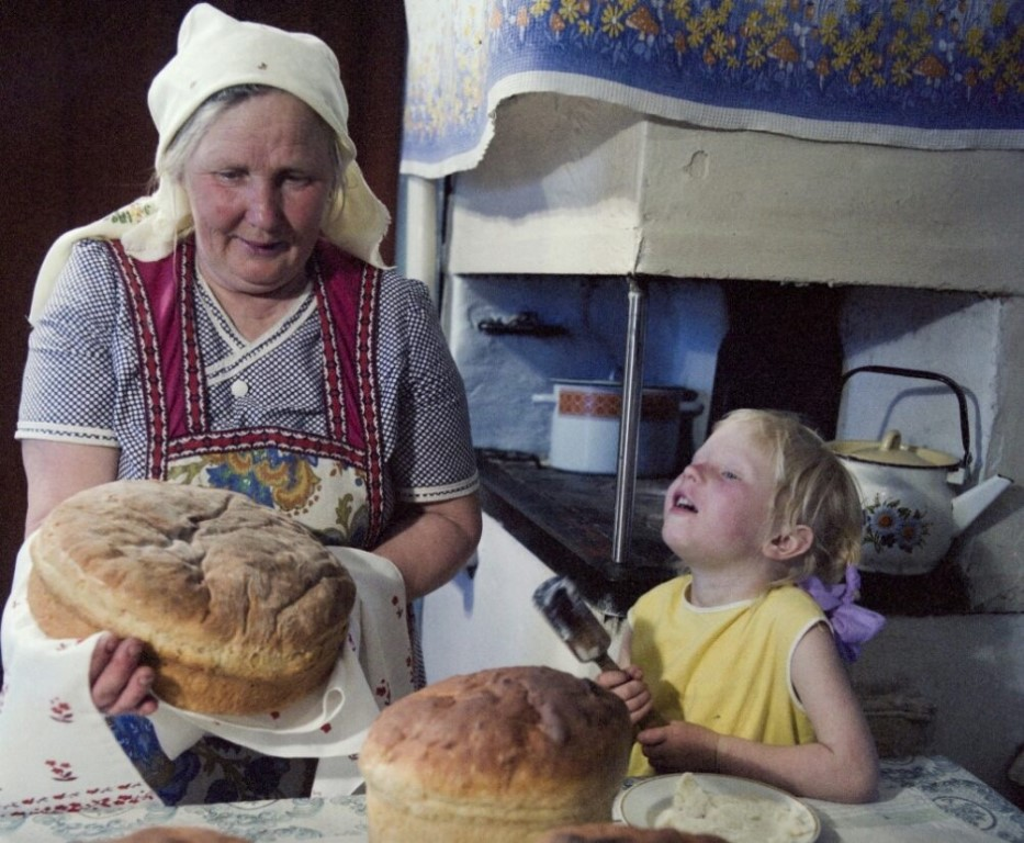 Почему бабушка. Бабушка с пирожками. Бабушка печет хлеб. Бабушка печет пироги. Хлеб у бабушки в деревне.