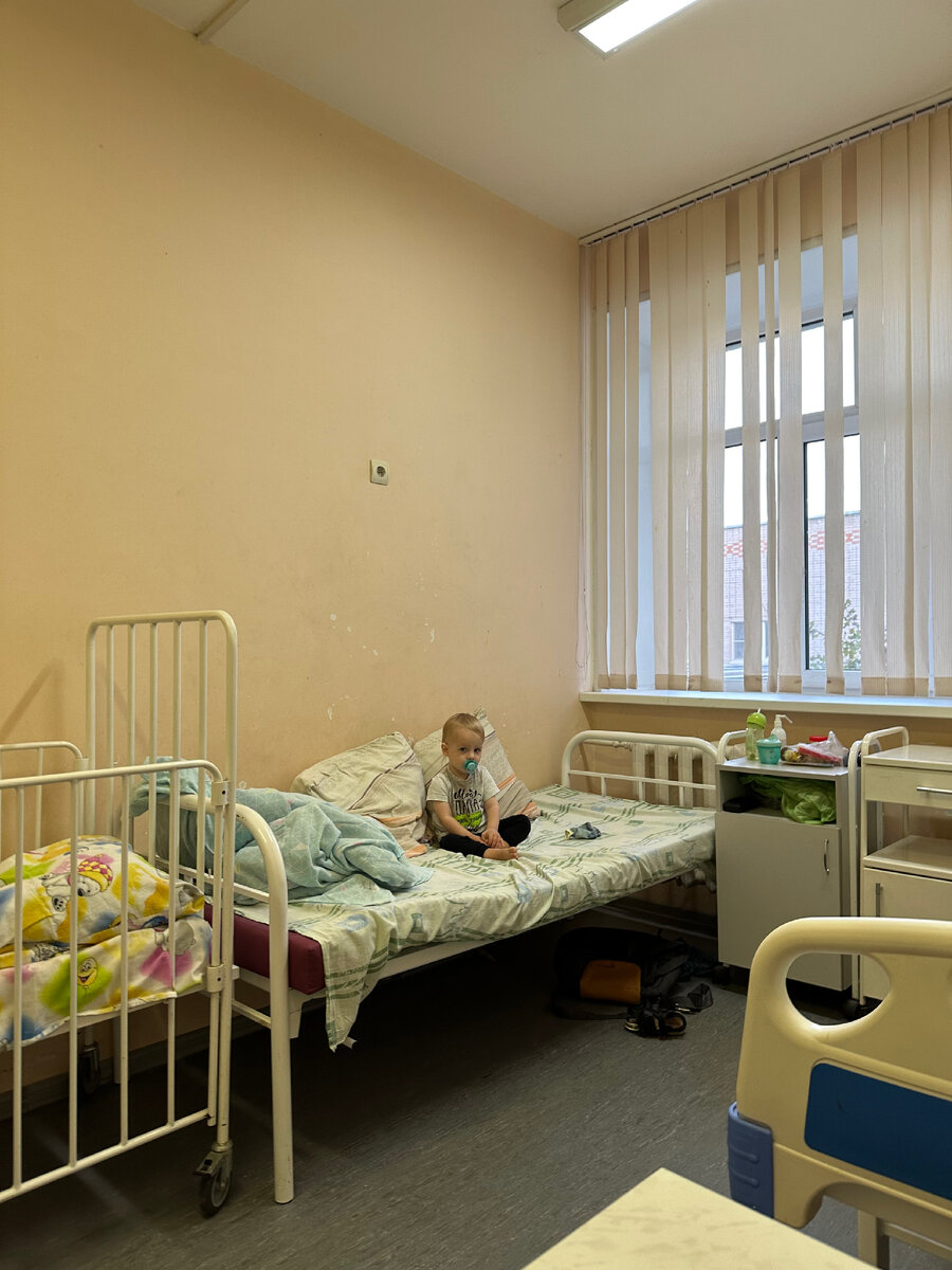 Соску давать нежелательно в такой ситуации, но нам пришлось. Соска его отвлекала и успокаивала, без нее от постоянно пытался трогать язычок руками.