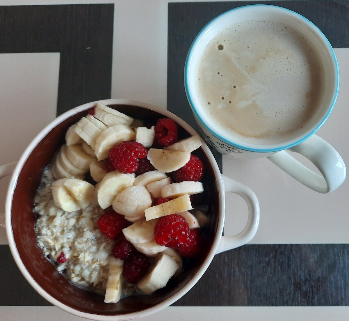 Завтрак: овсянка с бананом и малиной
