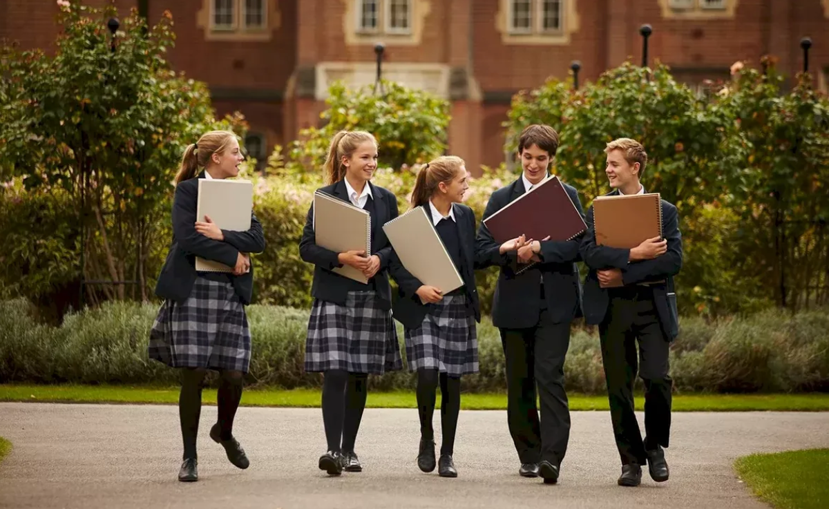 Разные образования. Средняя школа в Британии. Средние школы Англии (secondary School). Private School школа Великобритании. Оксфордский университет студенты Аристократы.