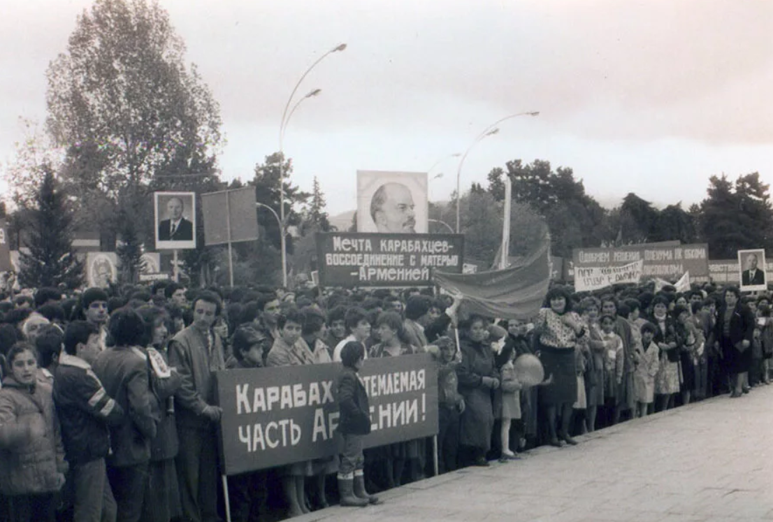 В 1988 началась. Нагорный Карабах конфликт 1988. Митинг в Нагорном Карабахе 1988. Карабахский конфликт степанокерт1988. 1988 Г В Нагорном Карабахе конфликт.