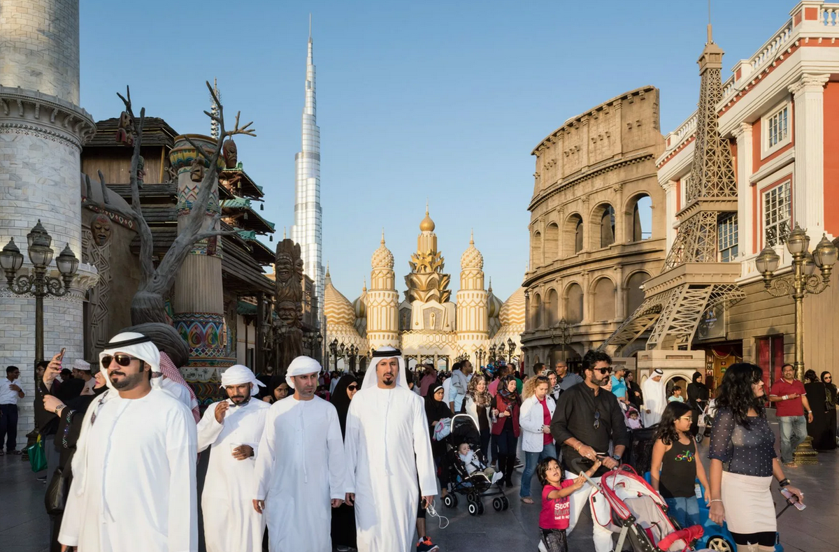 Арабские страны путешествия. Население Абу Даби. Абу Даби туристы. Дубай Абу Даби богачи. Арабы в ОАЭ.