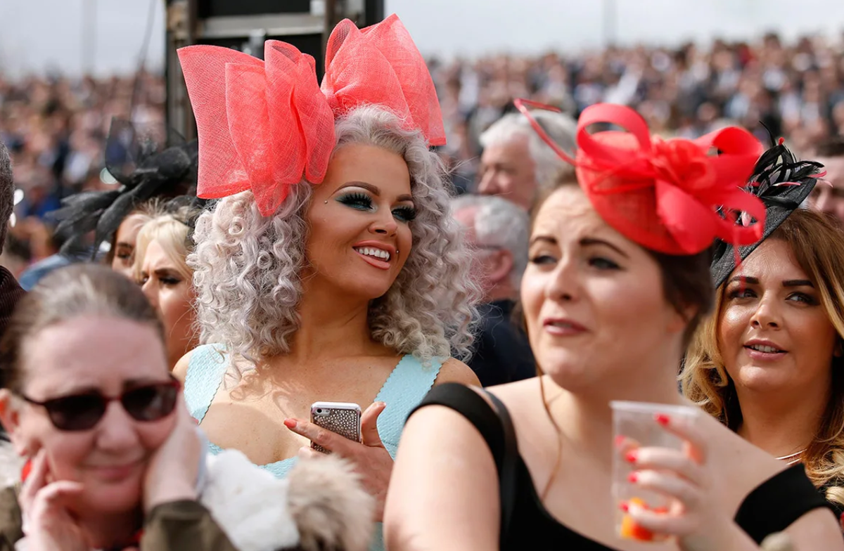 Ladies day. Скачки Grand National Ladys Day. Aintree Grand National Ladies Day. Леди Британия. Скачки в Ливерпуле.