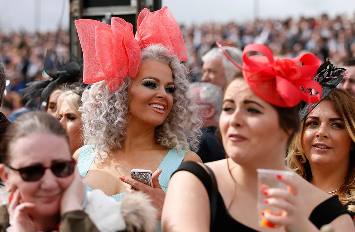 Ladies course. Скачки Grand National Ladys Day. Aintree Grand National Ladies Day. Леди Британия. Скачки в Ливерпуле.