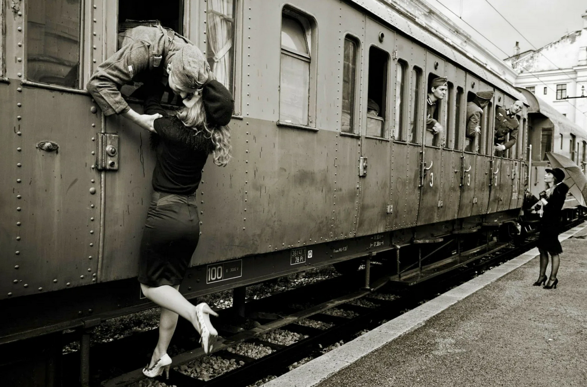 Встреча поезда. Встреча на вокзале. Поцелуй на вокзале. Прощание на перроне.