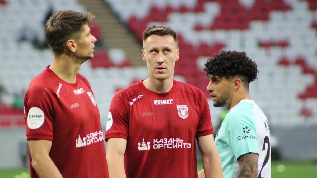     Главный тренер казанского «Рубина» Рашид Рахимов во время пресс-конференции ответил на вопрос, стоит ли ждать изменений в линии центральных защитников.