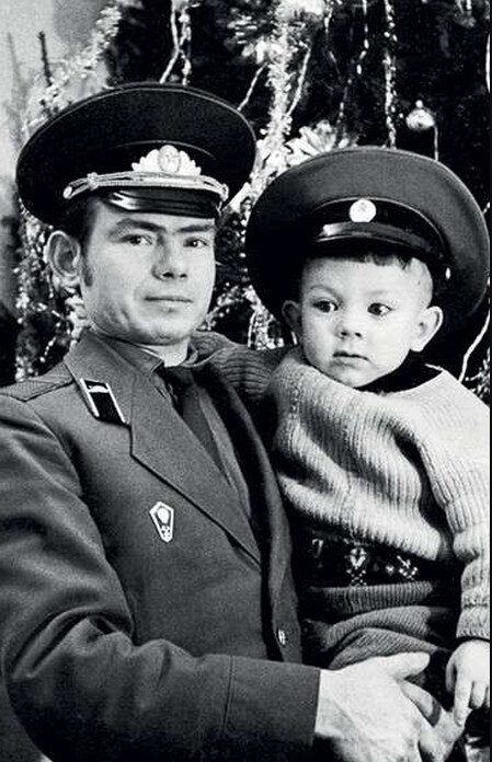 Андрей Федорцов в детстве с отцом