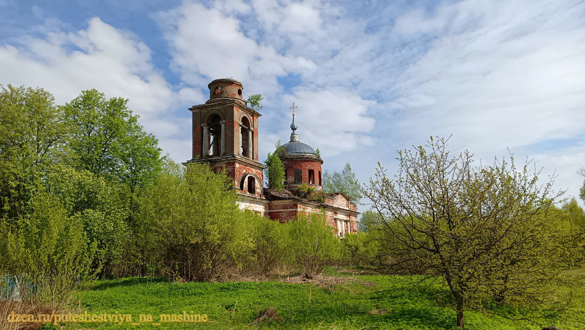 Благодатная - как будто утопает в зелени деревня. Церковь Воскресения Словущего