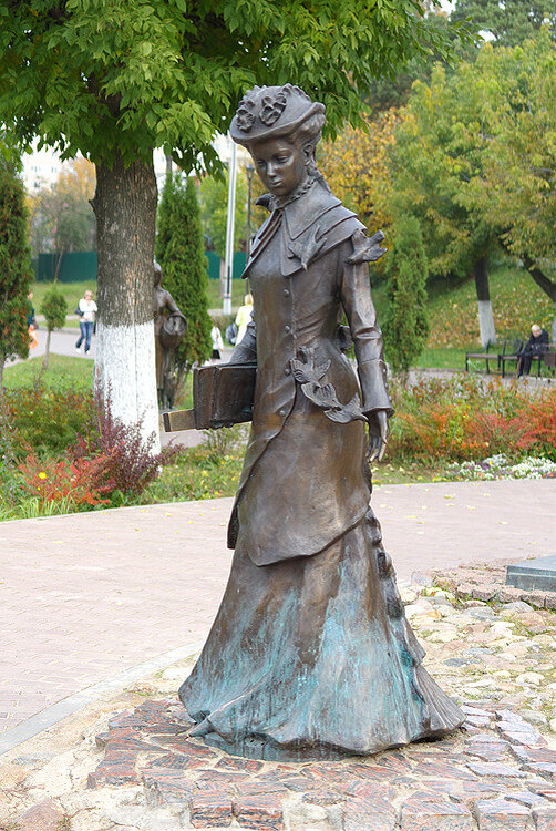 г Дмитров. "Учительница". Фото из открытых источников интернет